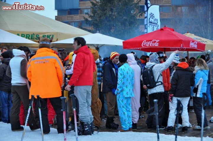 Immagine Snow party sulle piste alle Deux Alpes in Francia: al termina della giornata sulla neve, gl isciatori partecipano ai numerosi party o happy hour degli alberghi e locali a fianco delle piste