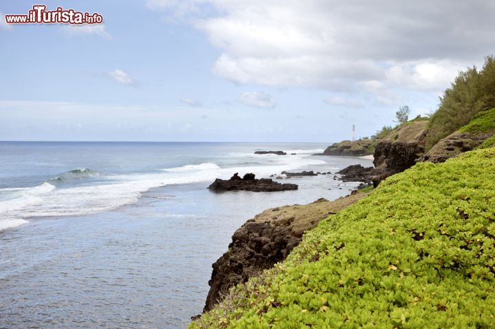Immagine Panorama di Gris Gris, isola di Mauritius - Scure scogliere di rocce basaltiche, modellate dal vento e dal mare, si affacciano sulle acque dell'oceano Indiano creando uno scorcio panoramico fra i più incantevoli dell'isola © Evgenia Bolyukh / Shutterstock.com