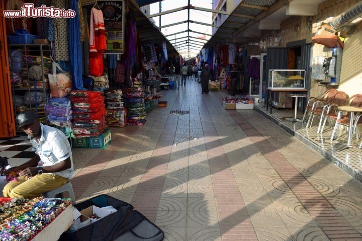 Immagine Suq, Dakhla: le strade del centro ospitano i negozi e le principali attività commerciali. Non manca quindi il suq, tipico del mondo arabo.