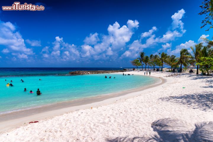 Immagine La spiaggia artificiale (l'unica delle Maldive) di Male, sul lungomare orientale della capitale, frequentata sia dai turisti che dai locali - foto © pisaphotography / Shutterstock.com