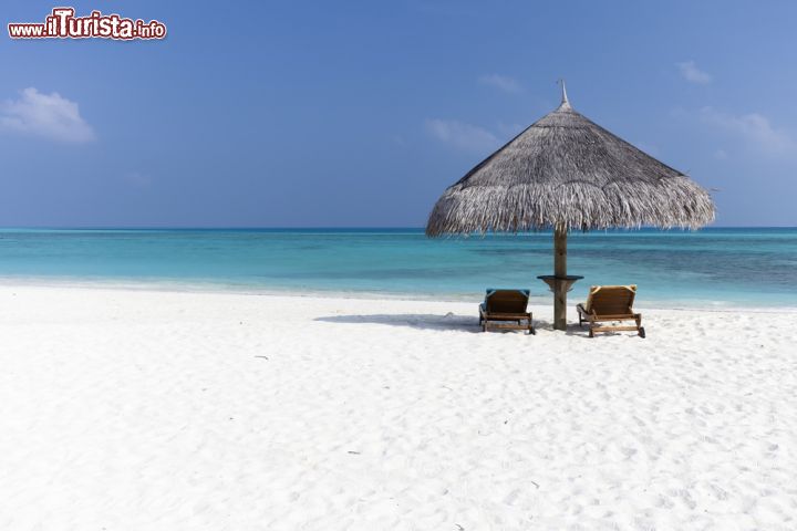 Immagine Una spiaggia di sabbia bianca nello splendido atollo di Lhaviyani (Faadhippolhu), isole Maldive - foto © Shutterstock.com