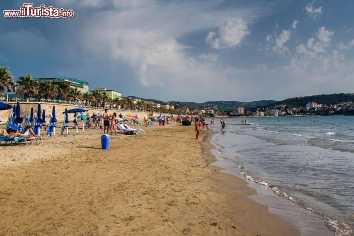 Immagine Spiaggia di Agropoli e montagne del Cilento, Campania - Dichiarato patrimonio dell'Umanità dall'Unesco, il Cilento è una subregione montuosa della provincia di Salerno © Matyas Rehak / Shutterstock.com