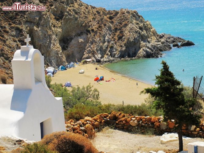 Immagine Spiaggia di Anafi vista da una chiesetta costruita sulla roccia dell'isola, Grecia - © Kostas Koutsaftikis / Shutterstock.com