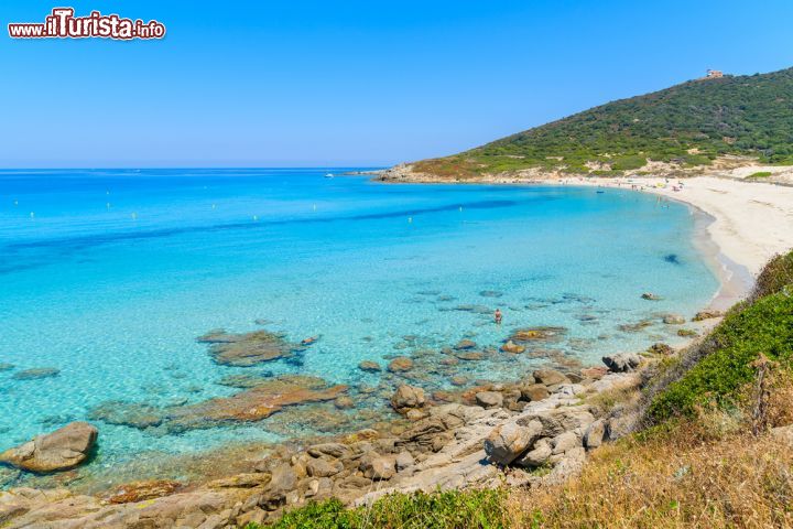 Immagine La spiaggia di Bodri si trova vicino a L'Ile Rousse nella Corsica del nord - © Pawel Kazmierczak / Shutterstock.com
