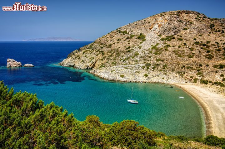 Immagine Una spiaggia selvaggia a Syros, la capitale delle isole Cicladi, mare Egeo (Grecia) - © Lemonakis Antonis / Shutterstock.com