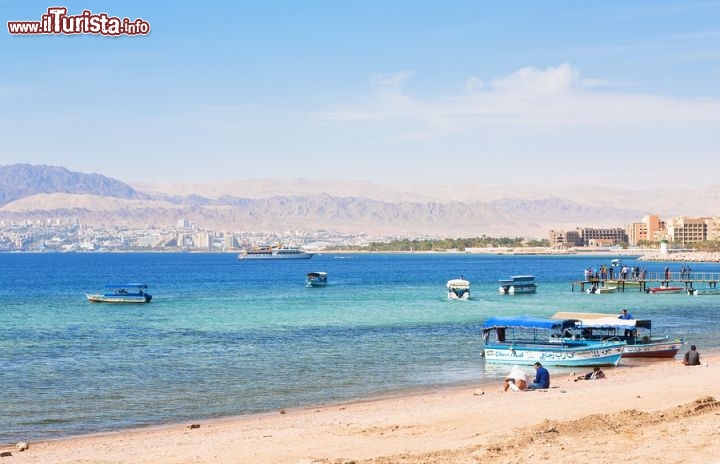 Immagine Spiaggia urbana di Aqaba, Giordania - vvoevale / Bigstockphot