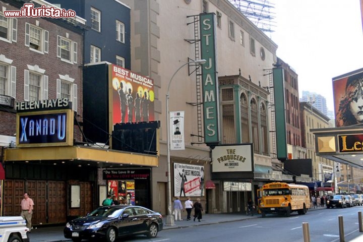 Immagine St. James Theatre a Broadway, New York, Stati Uniti. Questo teatro di New York, assieme ai Kaufman Astoria Studios, è stato scenario delle riprese del film Birdman del 2014 - © Andreas Praefcke / Wikipedia