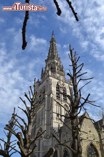 Immagine La chiesa di St.Pierre et Guidon, nel quartiere di Anderlecht (Bruxelles), si trova a pochi passidalla stazione della metropolitana di Saint Guidon.