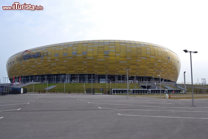 Immagine Stadio PGE Arena, Danzica: gli Europei di calcio del 2012 hanno lasciato in eredità alla Polonia molte infrastrutture, tra cui lo splendido stadio di Danzica, le cui forme e colori sono ispirati all'ambra, storica fonte di ricchezza commerciale cittadina.