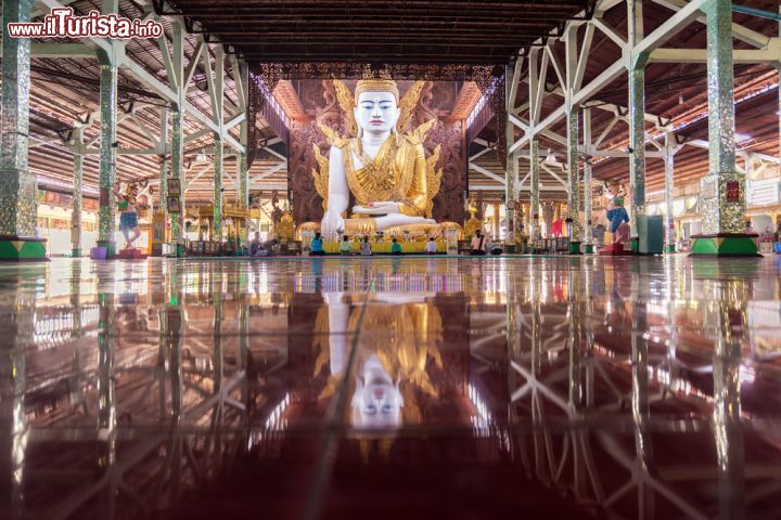 Immagine Statua del Buddha nel Ngahtatkyi Pagoda Temple di Yangon, Myanmar - © martinho Smart / Shutterstock.com
