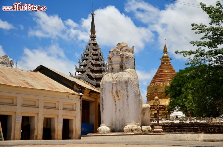 Immagine Statua di un leone di fronte alla Shwezigon Pagoda di Bagan, Myanmar. L'imponente statua in marmo bianco raffigurante un leone collocata davanti a questa pagoda di Bagan, una delle più celebri di tutta la città - © Anirut Thailand / Shutterstock.com