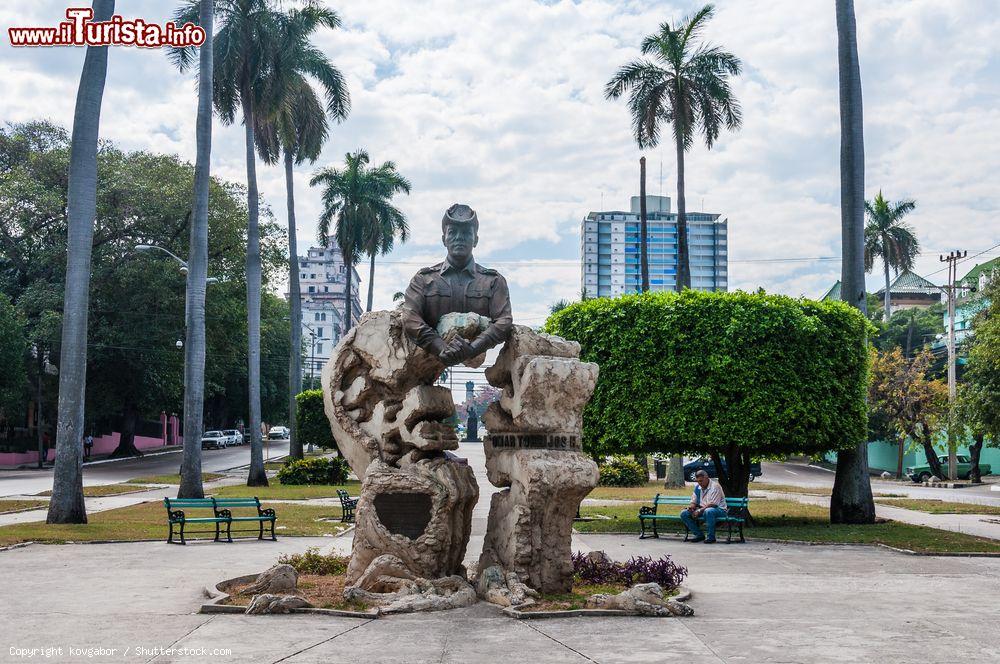 Immagine La statua di Omar Torrijos, comandante e leader panamense degli anni Settanta. Siamo nel quartiere del Vedado a L'Avana, Cuba - © kovgabor / Shutterstock.com