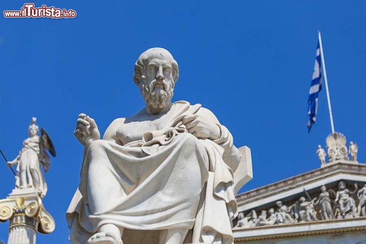 Immagine La statua di Platone davanti all'edificio neoclassico dell'Accademia di Atene