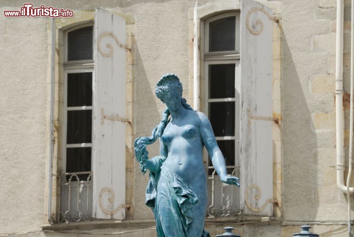 Immagine La statua collocata sulla fontana in piazza a Limoux in Francia- © Claudio Giovanni Colombo / Shutterstock.com