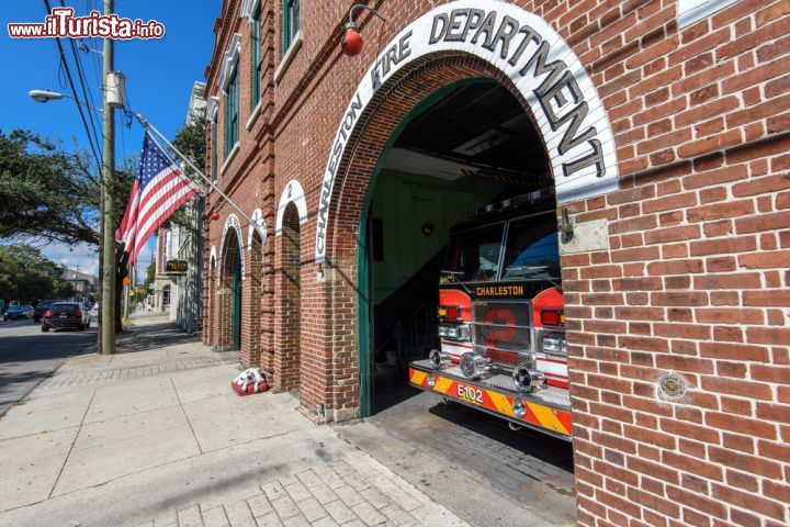 Immagine La stazione dei pompieri con il suo inconfondibile stile "americano" in Meeting Street, a Charleston, South Carolina - foto © Rolf_52 / Shutterstock.com