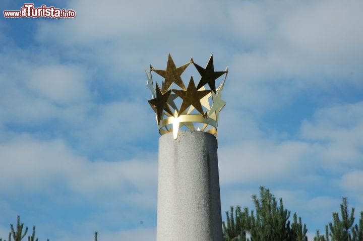 Immagine Le stelle che sormontanto il monumento al Centro Geografico Europeo
