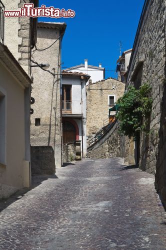 Immagine Strada nel centro storico del borgo di Pietrapertosa, nel centro geometrico della regione Basilicata - © Mi.Ti. / Shutterstock.com