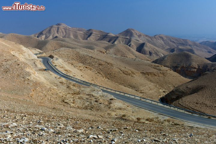 Immagine Una strada nel deserto di Giudea: ci troviamo in Cisgiordania, nei pressi di Gerico  - © Rudy Mareel / Shutterstock.com