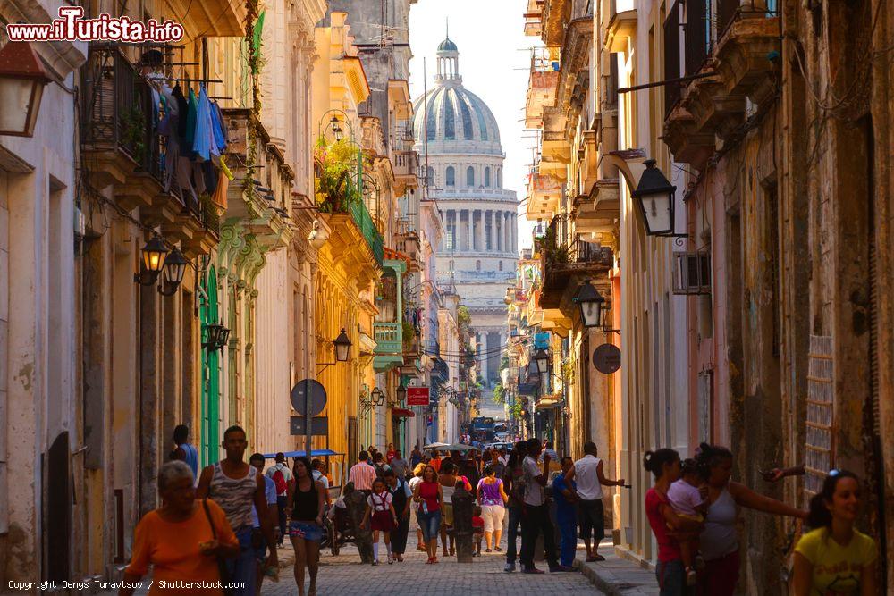 Immagine Una strada de La Habana Vieja molto affollata e, sullo sfondo, la cupola del Capitolio - © Denys Turavtsov / Shutterstock.com
