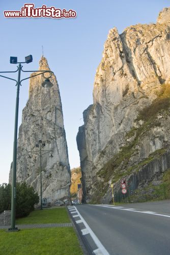 Immagine La spettacolare "strada delle rocce" che attraversa il territorio delle Ardenne vicino a Dinant, nella provincia belga della Vallonia - foto © DOPhoto / Shutterstock.com