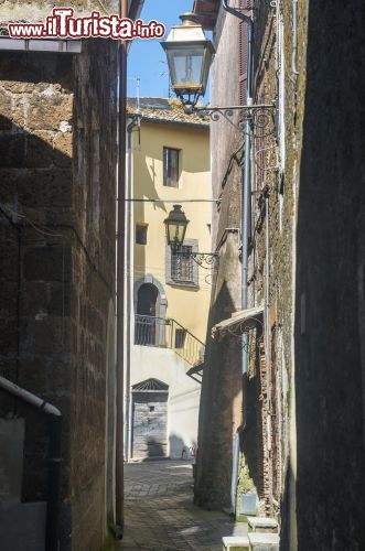 Immagine Una stradina del borgo di Corchiano provincia Viterbo- © Claudio Giovanni Colombo / Shutterstock.com