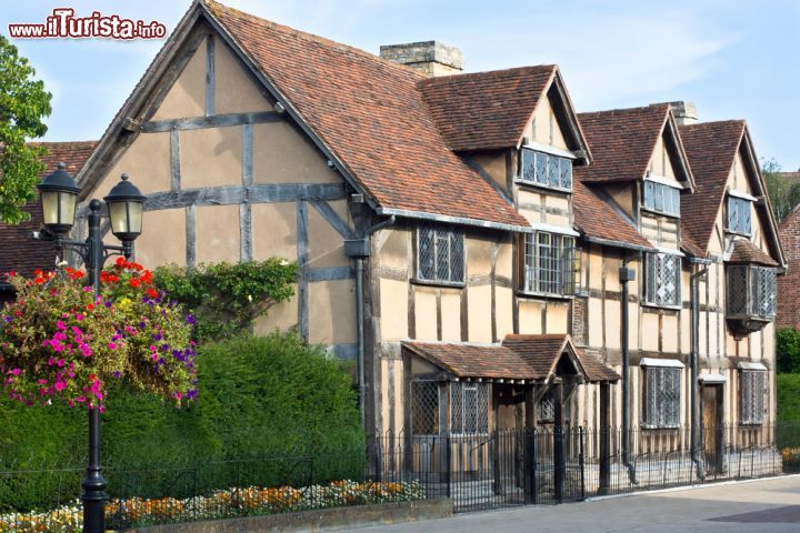 Immagine Secondo la tradizione questa è la casa dove è nato Shakespeare a Stratford-upon-Avon in Inghilterra - © Boris-B / Shutterstock.com