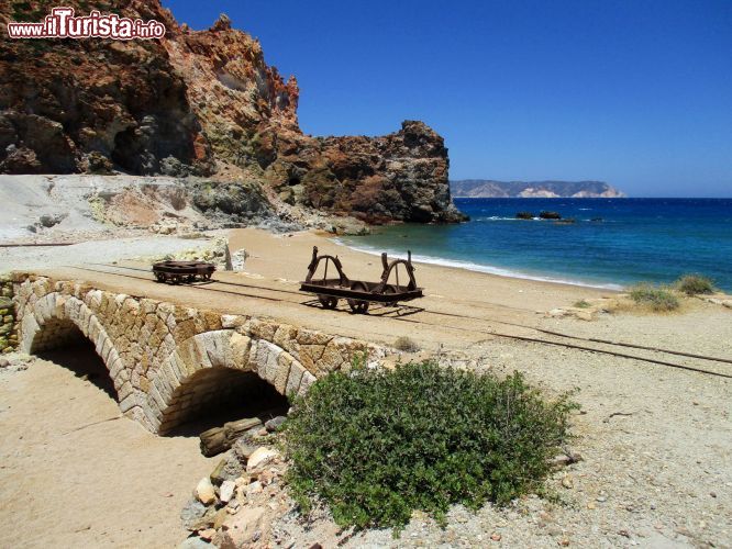 Immagine Sulphur mine, Milos: i carrellini sui binari sono ormai un simbolo di questa spiaggia e una testimonianza dell'attività mineraria che un tempo si svolgeva proprio qui in riva al mare.
