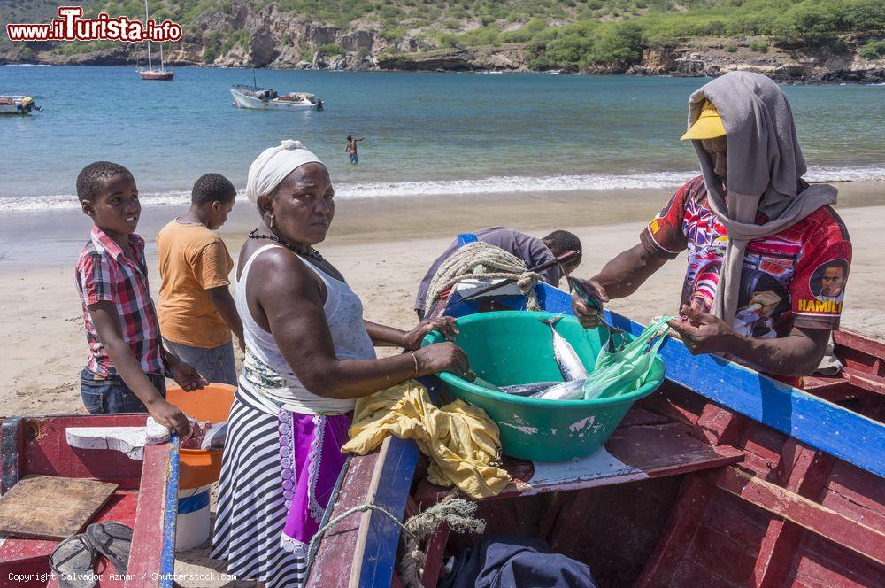 Immagine Tarrafal: una donna compra il pesce appena pescato nell'oceano. Siamo sull'isola di Santiago (Capo Verde) - © Salvador Aznar / Shutterstock.com