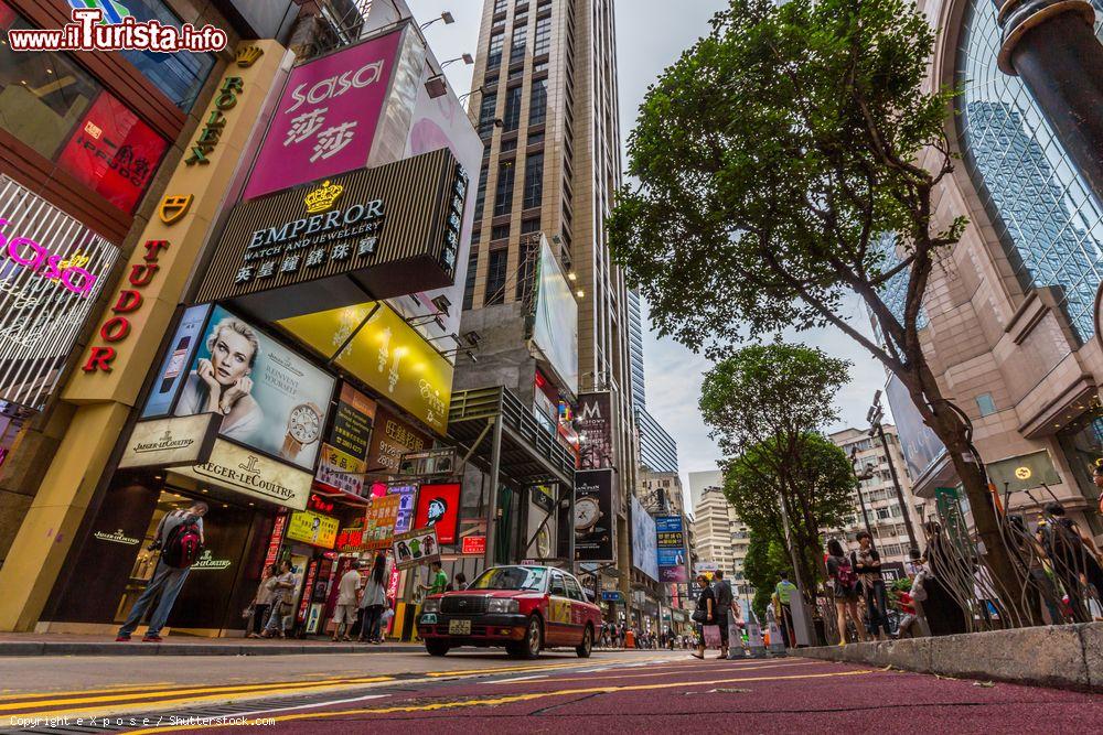 Immagine Una taxi su una strada nei pressi di Times Square a Causeway Bay, Hong Kong. L'utilizzo dei mezzi pubblici a Hong Kong raggiunge cfre record nel mondo - © e X p o s e / Shutterstock.com