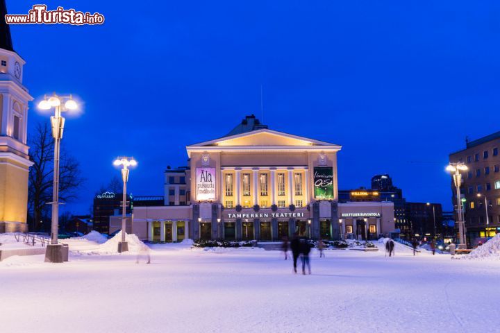 Immagine Teatro di Tampere fotografato di notte, Finlandia - Il bell'edificio che ospita il teatro cittadino sotto un manto di neve e illuminato dalle luci soffuse dei lampioni © Jarvna / Shutterstock.com