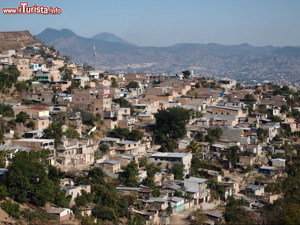 Immagine Tegucigalpa, capitale dell'Honduras, vista dall'alto. Il nucleo urbano è diviso nettamente in due dal rio Choluteca.
