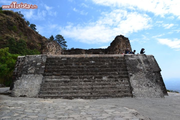 Immagine Piramide azteca, Tepoztlan: dell'antico tempio rimane oggi solo una parte della piramide, sulla cima della Sierra de Tepoztlan, che domina la valle sottostante dove sorge anche l'omonima cittadina.