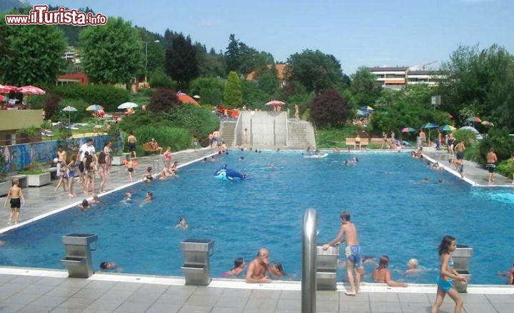 Immagine Terassenbad Jenbach: la piscina nel cuore della montagna - il Terassenbad Jenbach è un grande parco acquatico situato a Jenbach, tra le montagne tirolesi dell'Austria. Questa bella struttura attira moltissimi turisti durante l'estate, attirati non solo dal maestoso paesaggio di cui si può godere durante un bel bagno rinfrescante in piscina, ma anche dalle numerose aree attrezzate del parco, tra cui campi da beach volley, aree attrezzate con giochi per bambini e un bel prato per prendere il sole. 