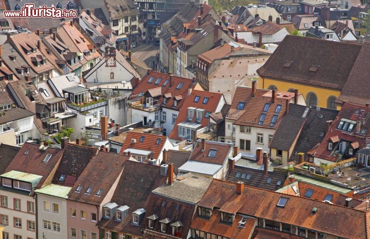 Immagine I tipici tetti a punta degli edifici del centro di Friburgo in Brisgovia (Freiburg im Breisgau), cittadina situata nella Valle del Reno in Germania - foto © katatonia82 / Shutterstock.com