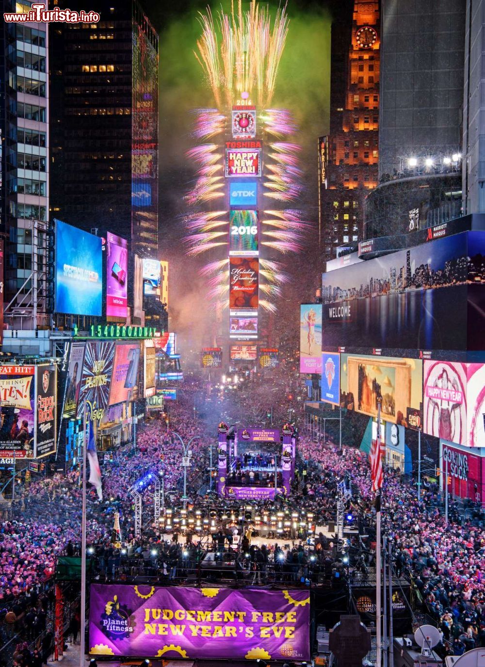 Immagine Times Square a New York City gremita di gente durante i festeggiamenti per l'ultimo dell'anno.