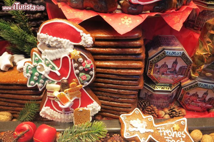 Immagine Dolcetti natalizi sulle bancarelle del mercatino natalizio di Aquisgrana  - © Moskwa / Shutterstock.com