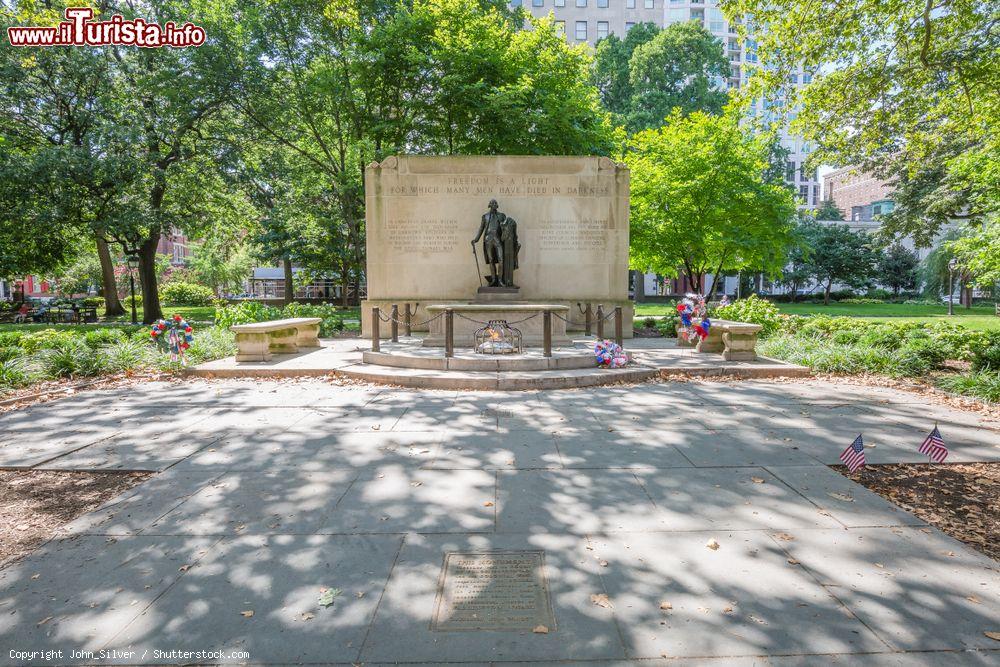 Immagine La tomba di un soldato ignoto in Washington Square a Philadelphia, Pennsylvania, USA - © John_Silver / Shutterstock.com