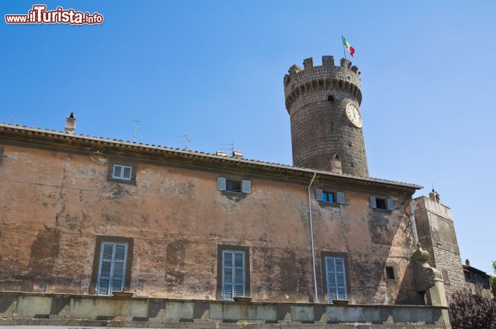 Immagine La sagoma delle Torre dell'Orologio (o del Borgo) è visibile in tutto il centro storico di Bagnaia (Viterbo).