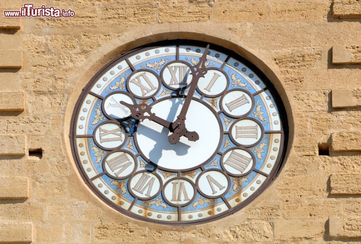 Immagine Un'immagine dell'orologio che svetta sulla Tour de l'Horloge, una delle porte d'accesso al centro storico di Salon-de-Provence, in Francia - © Philip Lange / Shutterstock.com