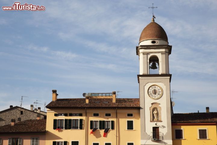 Immagine Torre dell'orologio in piazza a Rocca San Casciano (Emilia-Romagna) - © francesco de marco / Shutterstock.com