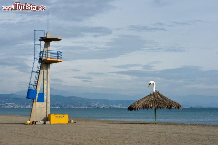 Immagine Torre di guardia a Torremolinos, Spagna. Una tipica torretta di guardia sulla spiaggia di Torremolinos, comune spagnolo situato nella Comunità Autonoma dell'Andalusia - © Pabkov / Shutterstock.com