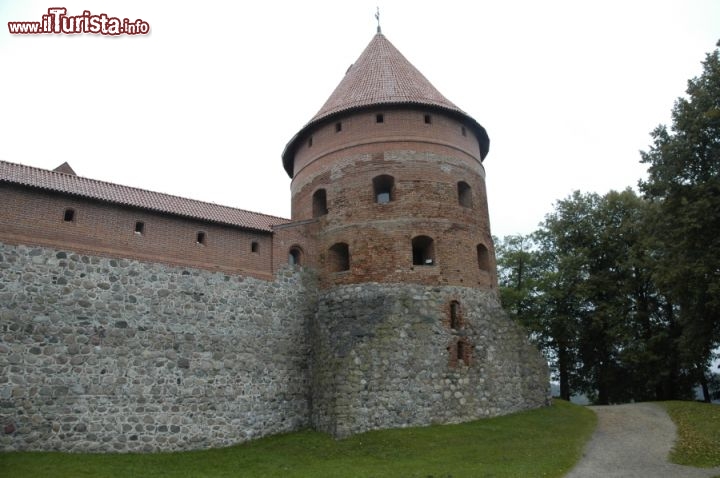 Immagine Uno dei torrioni ricostruiti del Castello di Trakai, si nota la volontà di lasciare visibile la parte originali (mattoni chiari) mentre la parte ricostruita con mattoni color cotto.