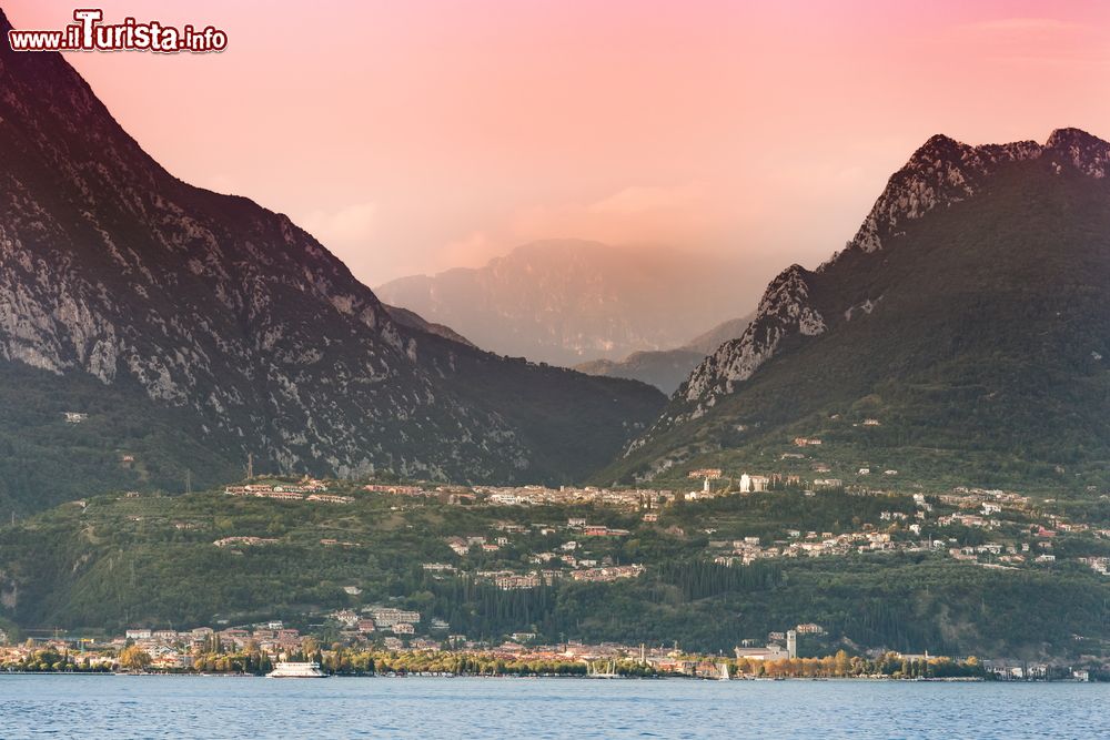 Immagine Toscolano Maderno fotografato all'alba dal Lago di Garda. Siamo in provincia di Brescia