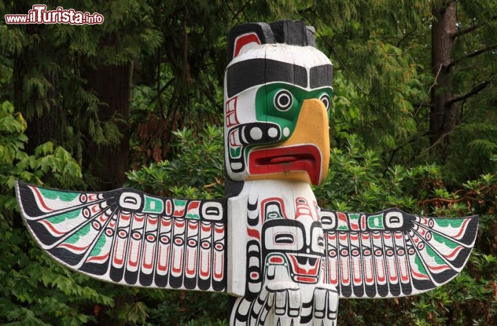Immagine Totem aborigeno a Vancouver, British Columbia, Canada. I totem sono magnifici esempi di arte aborigena. L'antica pratica dell'intaglio di questi pali rituali è stata tramandata da generazioni per preservare la storia e l'eredità culturale dei nativi, e per onorare i rituali tribali e gli sacri spiriti del popolo. Nel cuore di Vancouver, presso lo Stanley Park, si trova una collezione di pali totem di tipo  Kwakiutl e Haida, solo alcuni esempi della tradizione indiana del Pacifico nord-occidentale - Fonte: sito British Colombia