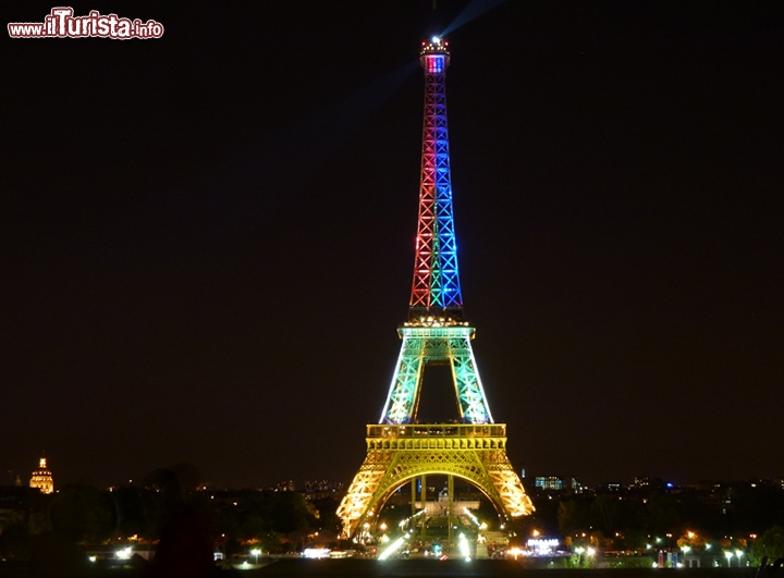Immagine La Torre Eiffel illuminata con i colori del Sud Africa, dal 28 maggio al 2 giugno, poi dal 15 al 16 Giugno (Giornata della Gioventù in Sudafrica) e dal 15 luglio al 21 luglio, in occasione della giornata internazionale di Nelson Mandela. Questo cambio di look fa parte delle celebrazioni 2013 della stagione sudafricana, in Francia.