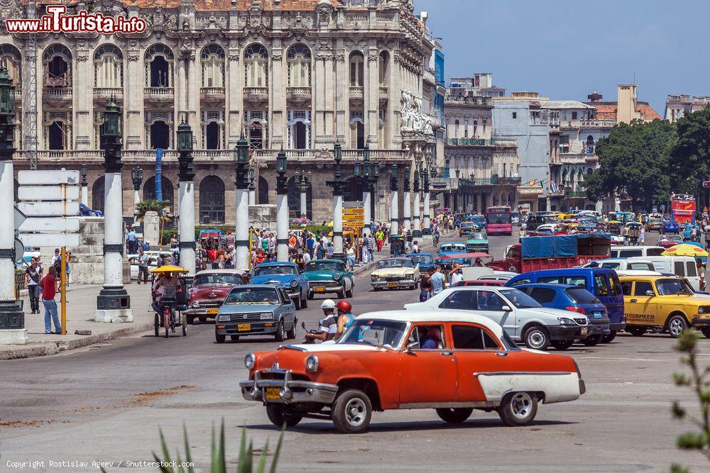 Immagine Traffico davanti al Capitolio, uno dei palazzi più noti dell'Avana. Siamo nel centro della capitale cubana - © Rostislav Ageev / Shutterstock.com