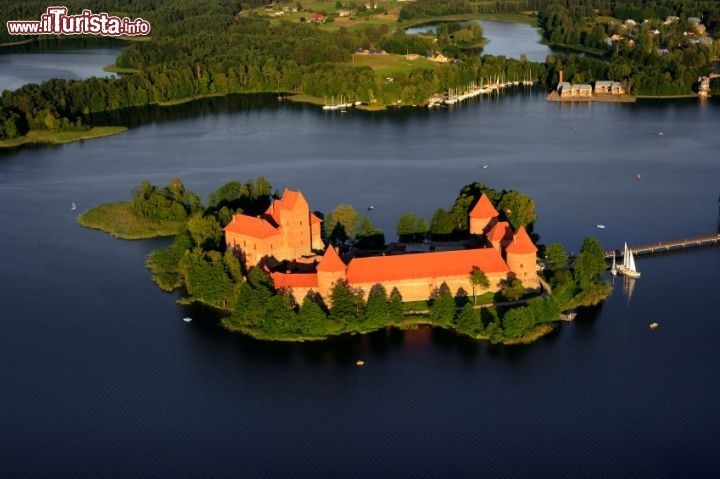 Immagine Fotografia aerea del castello di Trakai, Lituania - © vikau / iStockphoto LP.