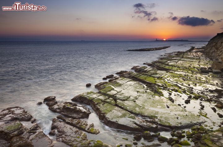 Immagine Tramonto sulla costa di Tarifa, Spagna. Una bella immagine del calar del sole lungo il litorale di Tarifa, nei pressi dello Stretto di Gibilterra - © Zorro12 / Shutterstock.com