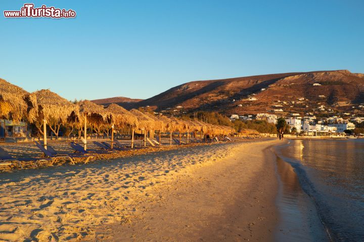 Immagine Tramonto in spiaggia sull'isola di Paros, Grecia. Le luci del calar del sole illuminano con i loro colori accesi i paesaggi delle Cicladi - © mm3104 / Shutterstock.com