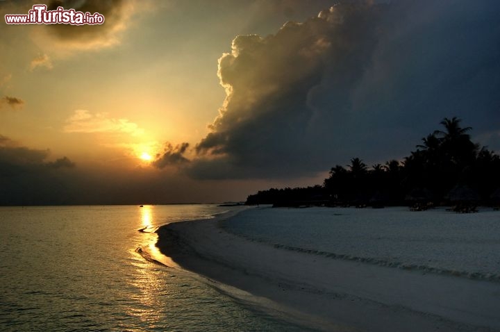 Immagine Un tramonto spettacolare visto dall'isola di Asdu (Malé Nord), arcipelago delle Maldive.